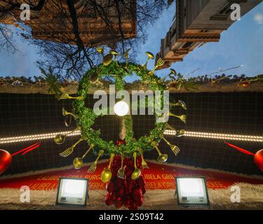 Budapest, Ungarn - 12.23.2024 - Adventsstimmung in Budapest, fantastische Märkte, Eislaufbahn, Street Food, Stockfoto