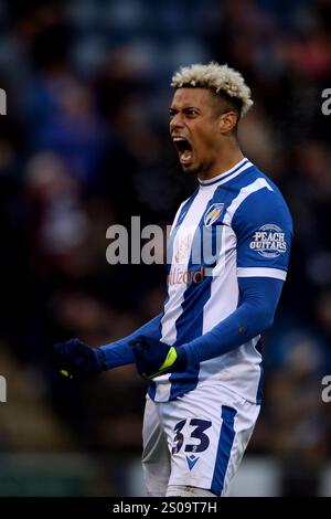 Lyle Taylor von Colchester United feiert, nachdem er seine Mannschaft das erste Tor erzielt hat, um die Punktzahl 1-0 zu erreichen - Colchester United gegen Gillingham, Sky Bet League Two, JobServe Community Stadium, Colchester, Großbritannien - 26. Dezember 2024 nur redaktionelle Verwendung - DataCo-Einschränkungen gelten Stockfoto