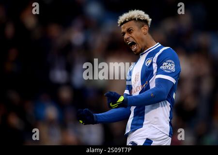 Lyle Taylor von Colchester United feiert, nachdem er seine Mannschaft das erste Tor erzielt hat, um die Punktzahl 1-0 zu erreichen - Colchester United gegen Gillingham, Sky Bet League Two, JobServe Community Stadium, Colchester, Großbritannien - 26. Dezember 2024 nur redaktionelle Verwendung - DataCo-Einschränkungen gelten Stockfoto