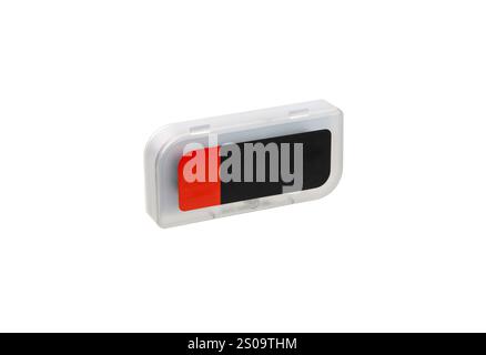 Ein kompaktes, transparentes Kunststoffgehäuse zur Aufbewahrung kleiner Gegenstände, isoliert auf weißem Hintergrund. Stockfoto