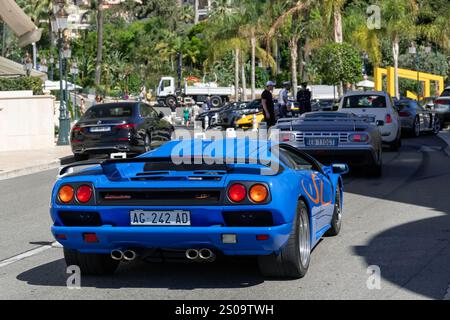 Monte Carlo, Monaco - Blick auf einen blauen Lamborghini Diablo SV auf der Straße in Richtung Casino Square. Stockfoto