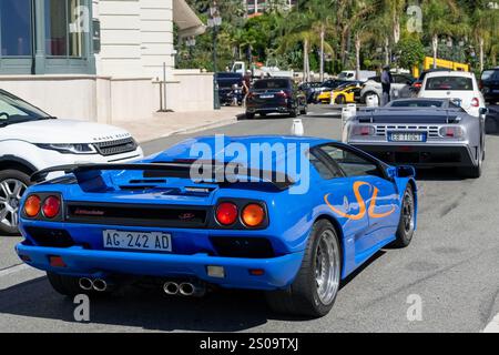 Monte Carlo, Monaco - Blick auf einen blauen Lamborghini Diablo SV auf der Straße in Richtung Casino Square. Stockfoto