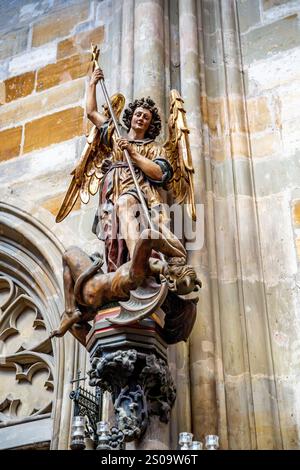 Statue des Heiligen Georg, der den Drachen tötet, im Ambulatorium des Veitsdoms, Prager Burg, Tschechien Stockfoto