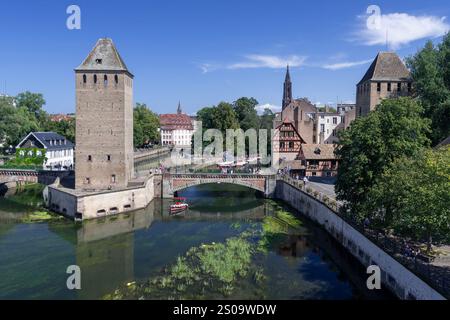 Straßburg, Frankreich - die Ponts Couverts, drei Brücken und vier Türme, die im 13. Jahrhundert am Fluss errichtet wurden, sind vom Barrage Vauban aus gesehen. Stockfoto