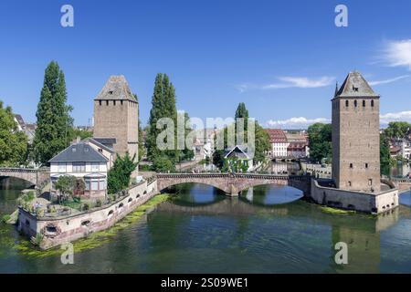 Straßburg, Frankreich - die Ponts Couverts, drei Brücken und vier Türme, die im 13. Jahrhundert am Fluss errichtet wurden, sind vom Barrage Vauban aus gesehen. Stockfoto