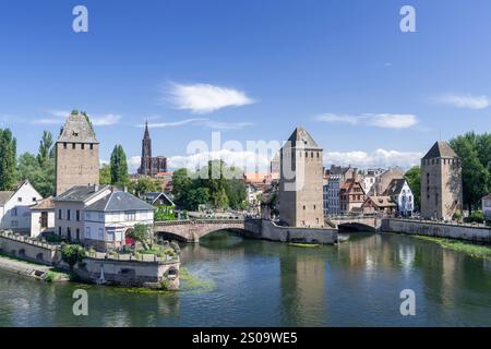 Straßburg, Frankreich - die Ponts Couverts, drei Brücken und vier Türme, die im 13. Jahrhundert am Fluss errichtet wurden, sind vom Barrage Vauban aus gesehen. Stockfoto