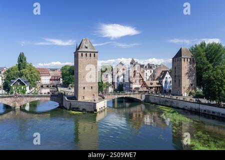 Straßburg, Frankreich - die Ponts Couverts, drei Brücken und vier Türme, die im 13. Jahrhundert am Fluss errichtet wurden, sind vom Barrage Vauban aus gesehen. Stockfoto