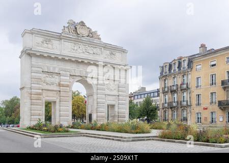 Nancy, Frankreich - Blick auf ein Kriegsdenkmal-Tor Désilles am Ende des Cours Léopold, das 1784 eingeweiht wurde und von dem Architekten Melin entworfen wurde. Stockfoto