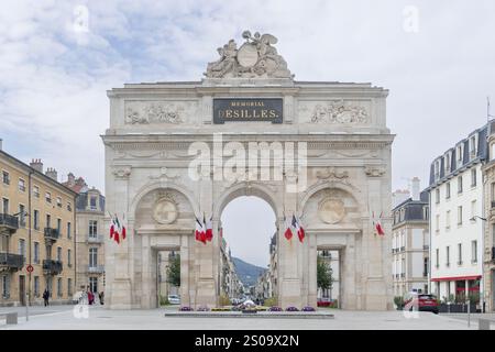 Nancy, Frankreich - Blick auf ein Kriegsdenkmal-Tor Désilles am Ende des Cours Léopold, das 1784 eingeweiht wurde und von dem Architekten Melin entworfen wurde. Stockfoto