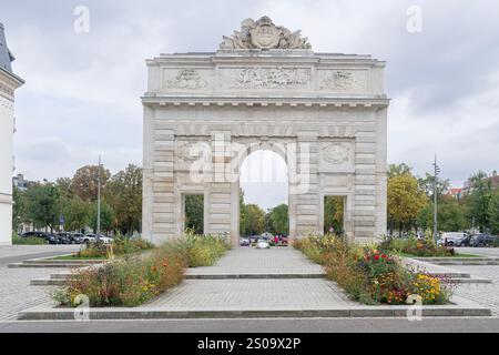 Nancy, Frankreich - Blick auf ein Kriegsdenkmal-Tor Désilles am Ende des Cours Léopold, das 1784 eingeweiht wurde und von dem Architekten Melin entworfen wurde. Stockfoto