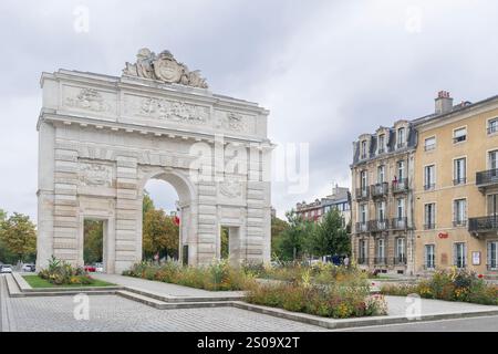 Nancy, Frankreich - Blick auf ein Kriegsdenkmal-Tor Désilles am Ende des Cours Léopold, das 1784 eingeweiht wurde und von dem Architekten Melin entworfen wurde. Stockfoto
