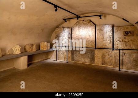 Überreste der alten Kirche und Grabsteine in der Königlichen Krypta des Veitsdoms, Prager Burg, Tschechien Stockfoto
