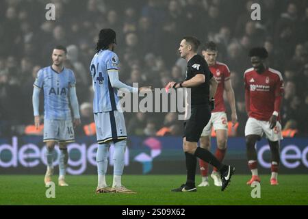 Der Schiedsrichter Craig Pawson zeigt eine rote Karte und schickt Djed Spence of Tottenham Hotspur während des Premier League-Spiels zwischen Nottingham Forest und Tottenham Hotspur auf dem City Ground, Nottingham, am Donnerstag, den 26. Dezember 2024. (Foto: Jon Hobley | MI News) Credit: MI News & Sport /Alamy Live News Stockfoto