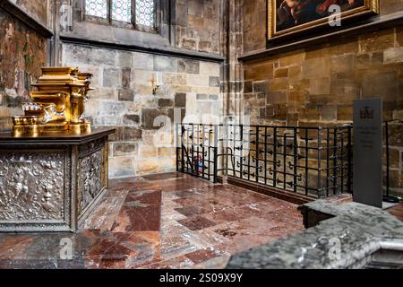 Eintritt in die Königliche Krypta des Veitsdoms, Prager Burg, Tschechien Stockfoto