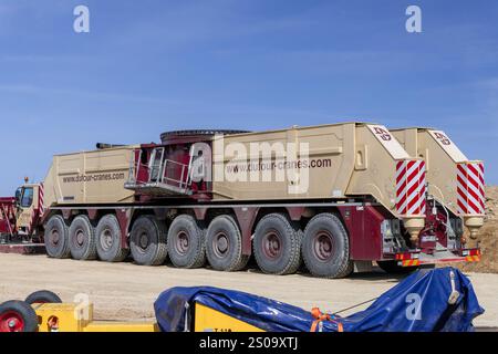 Nancy, Frankreich - Blick auf einen beige-burgunderroten Gitterkran Liebherr LG 1750 auf der Baustelle eines Windparks. Stockfoto