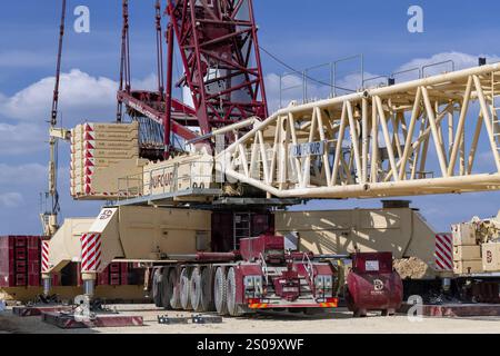 Nancy, Frankreich - Blick auf einen beige-burgunderroten Gitterkran Liebherr LG 1750 auf der Baustelle eines Windparks. Stockfoto