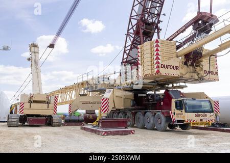 Nancy, Frankreich - Blick auf einen beige-burgunderroten Gitterkran Liebherr LG 1750 auf der Baustelle eines Windparks. Stockfoto