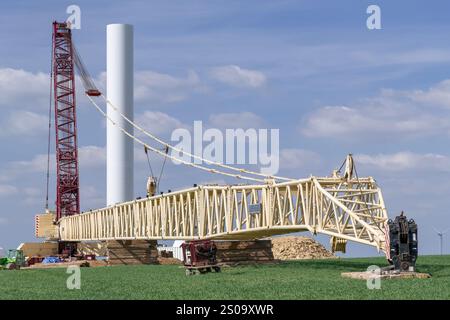 Nancy, Frankreich - Blick auf einen beige-burgunderroten Gitterkran Liebherr LG 1750 auf der Baustelle eines Windparks. Stockfoto