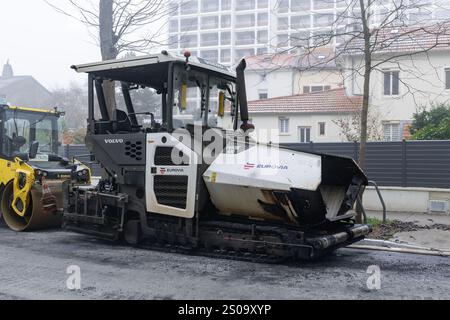 Nancy, Frankreich - Ansicht auf einem Straßenfertiger Volvo P6820C ABG zum Verlegen von Asphalt auf einer Straße bei Straßenbauarbeiten. Stockfoto