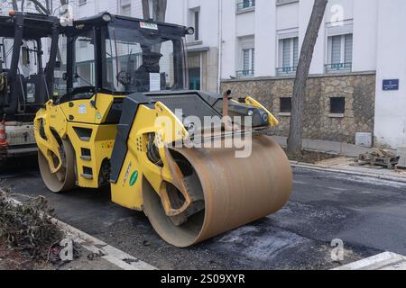 Nancy, Frankreich - Ansicht auf einer Tandemwalze Bomag BW 161 AD-5 zum Verdichten von Asphalt auf einer Straße bei Bauarbeiten. Stockfoto