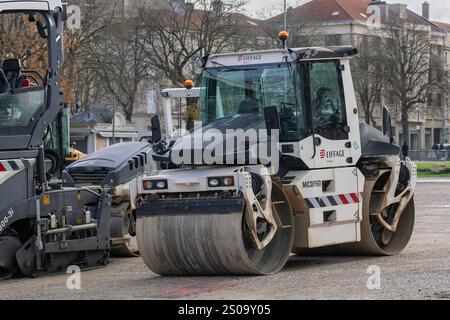 Nancy, Frankreich - Ansicht auf einer Tandemwalze Bomag BW 174 AP-4f AM zum Verdichten von Asphalt auf einer Straße bei Bauarbeiten. Stockfoto