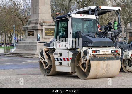 Nancy, Frankreich - Ansicht auf einer Tandemwalze Bomag BW 174 AP-4f AM zum Verdichten von Asphalt auf einer Straße bei Bauarbeiten. Stockfoto