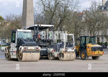 Nancy, Frankreich - Ansicht auf einer Tandemwalze Hamm HD 14iW zur Verdichtung von Asphalt auf der Straße bei Bauarbeiten. Stockfoto