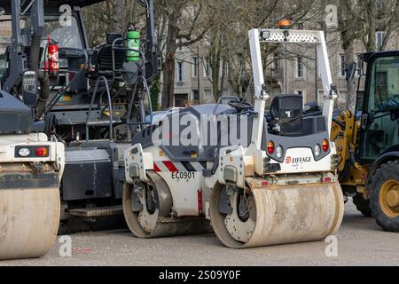 Nancy, Frankreich - Ansicht auf einer Tandemwalze Hamm HD 14iW zur Verdichtung von Asphalt auf der Straße bei Bauarbeiten. Stockfoto