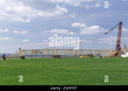 Nancy, Frankreich - Blick auf einen beige-burgunderroten Gitterkran Liebherr LG 1750 auf der Baustelle eines Windparks. Stockfoto