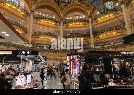 Erkunden Sie die Pracht der Galeries Lafayette, ein berühmtes Einkaufsziel in Paris, mit wunderschöner Architektur. Paaris, Frankreich - 24. Oktober 20 Stockfoto