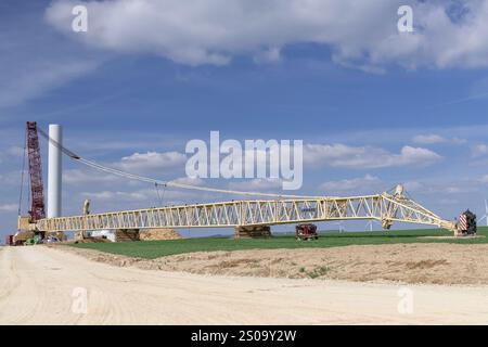 Nancy, Frankreich - Blick auf einen beige-burgunderroten Gitterkran Liebherr LG 1750 auf der Baustelle eines Windparks. Stockfoto