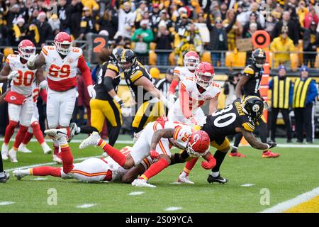 Pittsburgh, Pa, USA. Dezember 2024. 25. Dezember 2024: Jaylen Warren #30 bei den Pittsburgh Steelers vs Kansas City Chiefs im Acrisure Stadium in Pittsburgh PA. Brook Ward/scheinbare Media Group (Kreditbild: © AMG/AMG via ZUMA Press Wire) NUR REDAKTIONELLE VERWENDUNG! Nicht für kommerzielle ZWECKE! Stockfoto