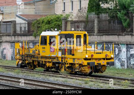 Nancy, Frankreich - Blick auf eine kompakte Stanzmaschine Framafer EMV 93, die den Bahnhof Nancy überquert. Stockfoto