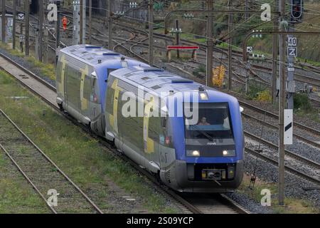Nancy, Frankreich - Blick auf einen Dieseltriebwagen X 73500 bei Ankunft am Bahnhof Nancy. Stockfoto