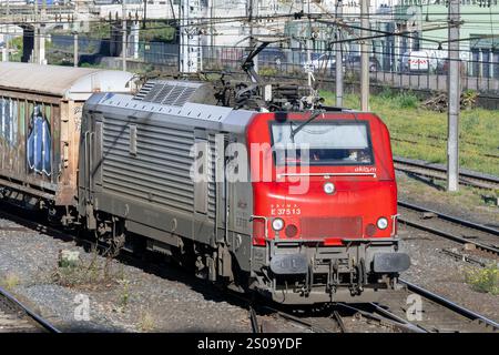 Nancy, Frankreich - Blick auf eine weiß-rote Elektrolokomotive E 37500, die den Bahnhof Nancy überquert. Stockfoto