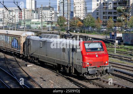 Nancy, Frankreich - Blick auf eine weiß-rote Elektrolokomotive E 37500, die den Bahnhof Nancy überquert. Stockfoto