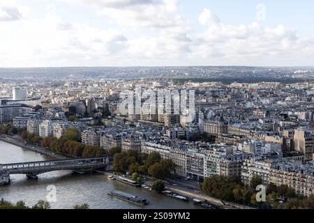 Ein atemberaubender Blick aus der Luft fängt die Schönheit von Paris ein und zeigt die majestätische seine und seine ikonische Architektur. Paris, Frankreich - 24. Oktober 2024 Stockfoto