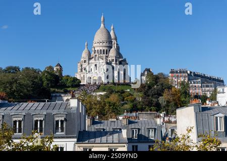 Ein atemberaubender Blick auf die Basilika Sacré Cur vor einem blauen Himmel in Paris, der seine architektonische Schönheit zeigt. Paris, Frankreich - 25. Oktober 2024 Stockfoto