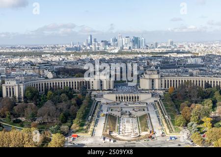 Atemberaubender Blick aus der Luft auf Paris mit den Wolkenkratzern La Dfense im Hintergrund. Paris, Frankreich - 24. Oktober 2024 Stockfoto