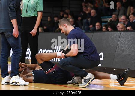 Oostende, Belgien. Dezember 2024. Limburgs Elijah Pemberton liegt verletzt am Boden während eines Basketballspiels zwischen Kangoeroes Mechelen und Limburg United am Donnerstag, 26. Dezember 2024 in Mechelen, am 17. Tag der Basketballmeisterschaft der belgischen/niederländischen 1. Liga. BELGA FOTO JILL DELSAUX Credit: Belga News Agency/Alamy Live News Stockfoto