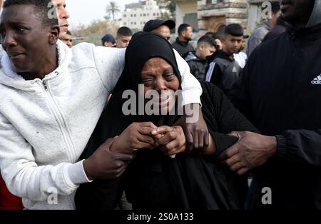 Tulkarm. Dezember 2024. Menschen trauern um Opfer, die von der israelischen Armee während einer Beerdigung in Tulkarm am 26. Dezember 2024 getötet wurden. Quelle: Ayman Nobani/Xinhua/Alamy Live News Stockfoto