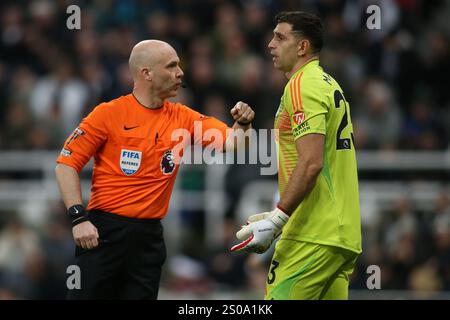 Anthony Taylor erwärmt Aston Villa Torhüter Emiliano Martínez während des Premier League-Spiels zwischen Newcastle United und Aston Villa im St. James's Park, Newcastle am Donnerstag, den 26. Dezember 2024. (Foto: Michael Driver | MI News) Credit: MI News & Sport /Alamy Live News Stockfoto