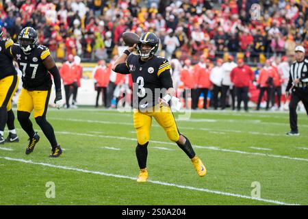 Pittsburgh, Pa, USA. Dezember 2024. 25. Dezember 2024: Russell Wilson #3 bei den Pittsburgh Steelers vs Kansas City Chiefs im Acrisure Stadium in Pittsburgh PA. Brook Ward/scheinbare Media Group (Kreditbild: © AMG/AMG via ZUMA Press Wire) NUR REDAKTIONELLE VERWENDUNG! Nicht für kommerzielle ZWECKE! Stockfoto