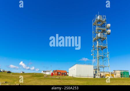 Scarinish, Isle of Tiree, Schottland. März 2024. Die Telefonzentrale im Dorf Scarinish, Isle of Tiree, Schottland, mit kostenlosem Roaming-Shee Stockfoto