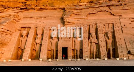 Abu Simbel, Ägypten; 18. Januar 2024: Erkunden Sie den Nefertiti-Tempel in Abu Simbel, ein atemberaubendes Denkmal des alten Ägypten am Ufer des Nils. Wit Stockfoto