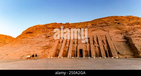 Abu Simbel, Ägypten; 18. Januar 2024: Erkunden Sie die Tempelfassade von Nefertari in Abu Simbel, Ägypten, am Ufer des Nils. Diese atemberaubende Fassade ist eine Stockfoto