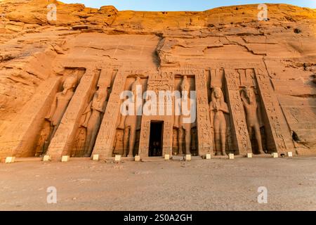 Abu Simbel, Ägypten; 18. Januar 2024: Entdecken Sie das architektonische Wunderwerk der Nefertari-Tempelfassade in Abu Simbel, altes Ägypten. Dieser atemberaubende Ort Stockfoto