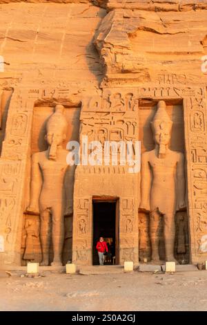 Abu Simbel, Ägypten; 18. Januar 2024: Erleben Sie das majestätische Abu Simbel und die atemberaubende Fassade des Nefertari-Tempels am ägyptischen Nil. Explo Stockfoto