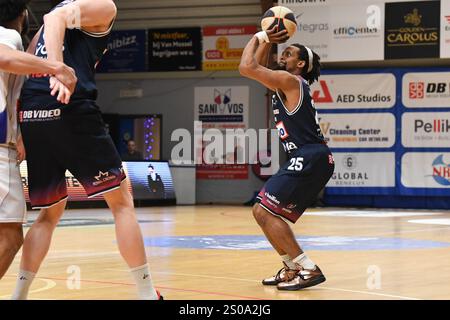 Oostende, Belgien. Dezember 2024. Limburger Clifford Hammonds in Aktion während eines Basketballspiels zwischen Kangoeroes Mechelen und Limburg United am Donnerstag, den 26. Dezember 2024 in Mechelen, am 17. Tag der Basketballmeisterschaft der belgischen/niederländischen 1. Liga. BELGA FOTO JILL DELSAUX Credit: Belga News Agency/Alamy Live News Stockfoto