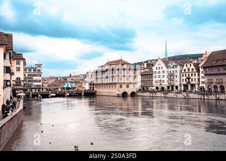 Zürich, Schweiz - 3. Oktober 2024: Blick auf die historische Altstadt Zürich mit Architektur und Fluss im Blick. Stockfoto